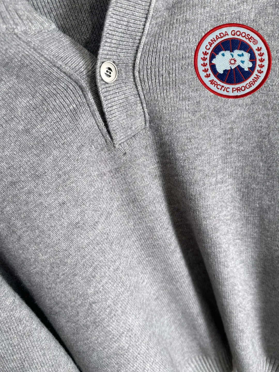 Next day shipping P360 Big Goose 2025 official website latest winter sweater, popular items are on sale at the counter simultaneously! Specially made of wool blended fabric. It feels comfortable and can be directly in contact with the skin. The logo badge is exquisitely embroidered, which is extremely eye-catching! The details highlight the fashionable charm of big brands. Exquisite workmanship. Three-dimensional cutting style. The wearing effect is invincible and handsome! All three standards are complete! Size: M-2XL